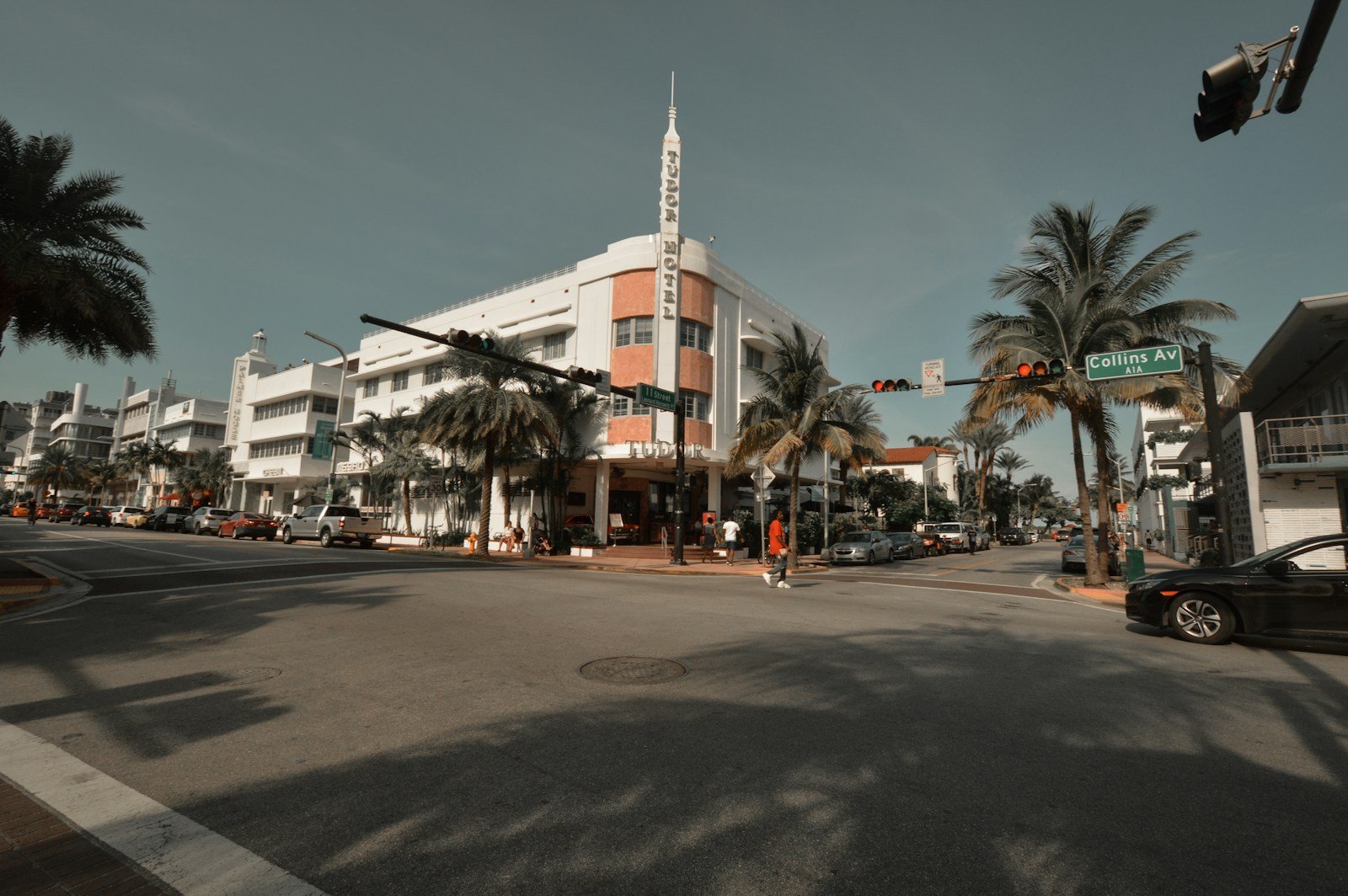 Cars on a Miami street illustrating the Florida license plate frame law